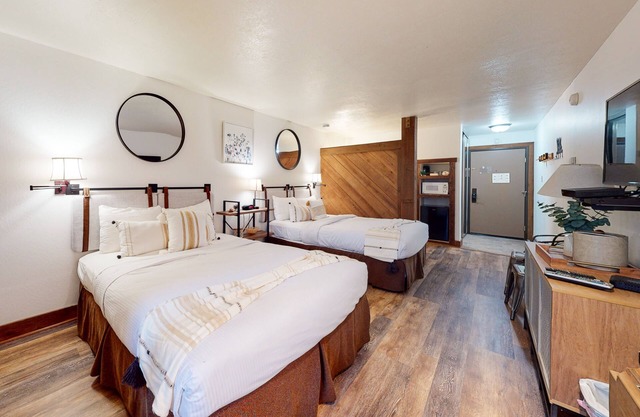 Second Floor Ski-in/Ski-Out Studio with Shared Hot Tub & Pool, WiFi, & Mtn. View
