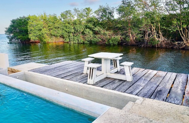 See Belize POOLSIDE ECONOMY SeaView ROOM
