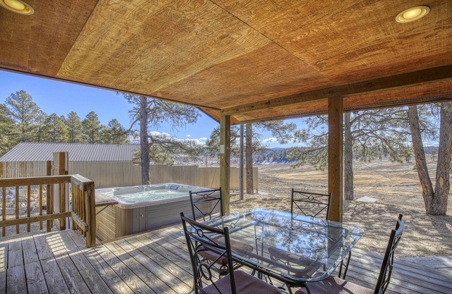 See Fall's Changing Colors! Split Pine Cabin: Hot tub, Stunning Mountain Views, Near Downtown!