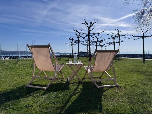 seeglueck HAFENBLICK - Stilvolle Ferienwohnung direkt am See und Fährhafen in Konstanz, in der Nähe der Universität