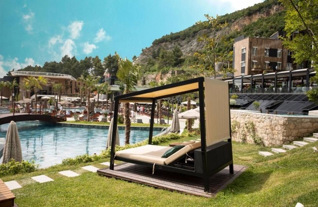 Select Hill Resort