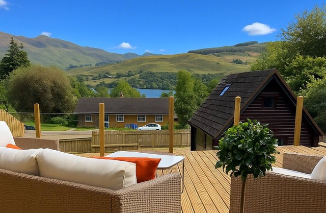 Self catering holiday chalet In Lochearnhead, mountain views, loch and local pub