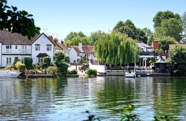 Self Drive Narrowboat on the Thames, Windsor, Runnymede. Romantic Retreat!