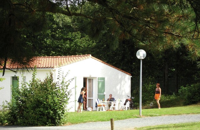 Semi-detached bungalow with microwave, in the great Vendée