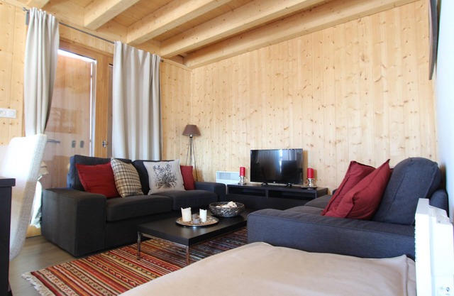 Semi-detached chalet for 8 pers. 4 beds with terrace in Chamrousse, pets allowed