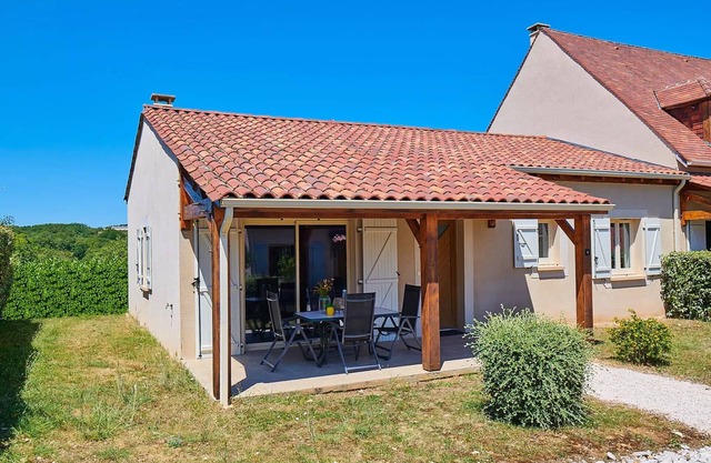 Semi-detached villa, 1 bathroom, sleeps 6