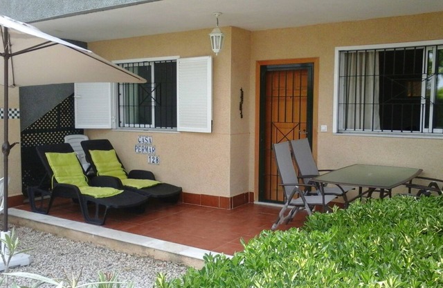 Semi-detached with garden + pool near beach, fiber WiFi + garage. We Speak Engl