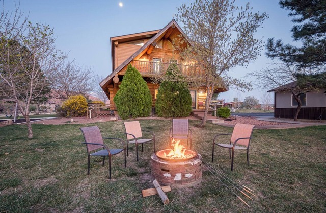 SENDERO- 10 min from Moab. Sleeps 17! Tons of parking. Hot tub. Huge yard