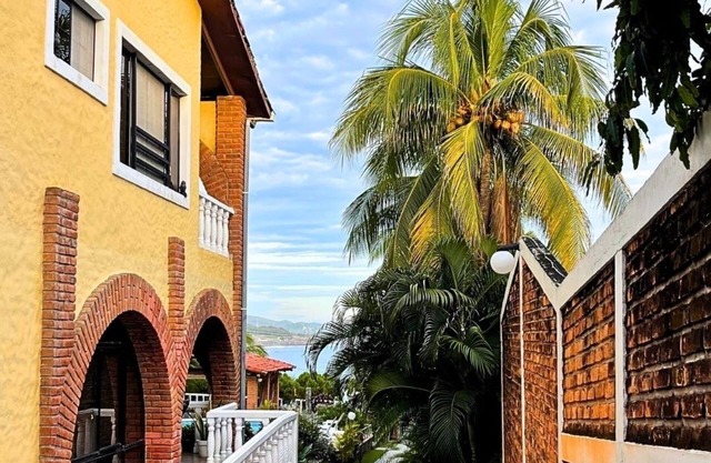Sensational Surfers Paradise Casita or . "Love Shack"