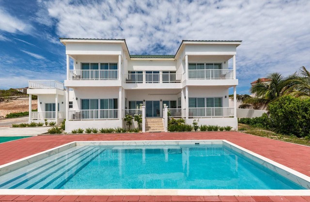 Sensational Turtle Tail Drive Oceanfront Escape