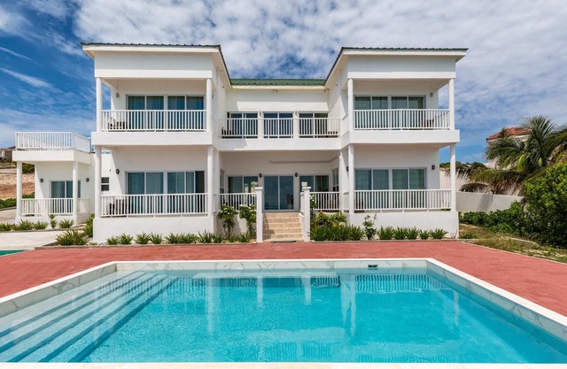 Sensational Turtle Tail Drive Oceanfront Escape