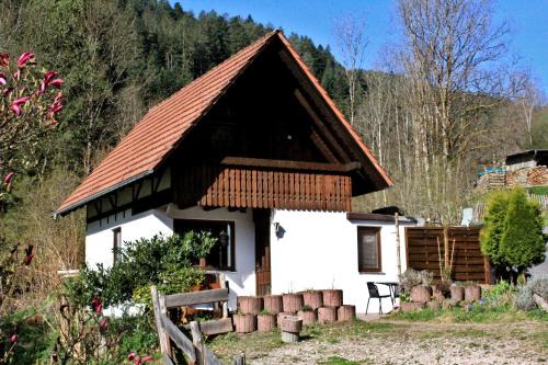 Seperates Ferienhaus Bachhäusle auf dem Hasenhof mit eigener Terrasse mit Grill, Kachelofen, WLAN