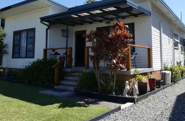 SERENDIPITY TRANQUIL RETREAT, located on Beautiful Lake Macquarie,