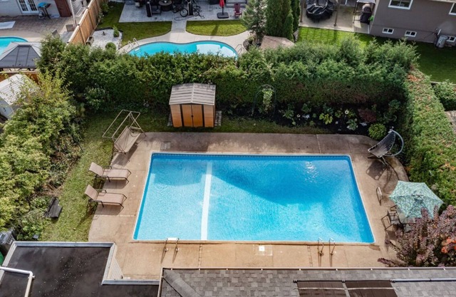 Serene 5BRM home. Pool and all-year hot tub. 17 minutes from YYZ.