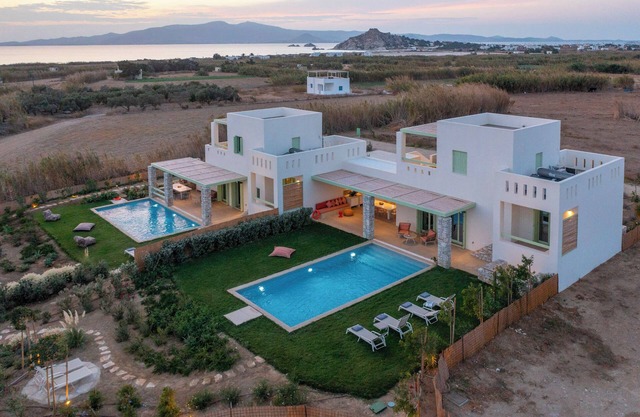 Serene Beach Villa With 2 Pools & Hot Tubs: Ideal For Reunions & Privacy| Plioni