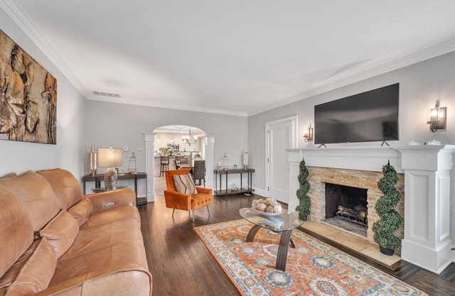 Serene & Charming 5BR Des Plaines Getaway by RedAwning