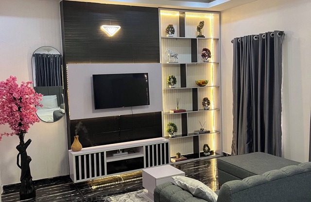 Serene environment perfect for a pri8 short or long stay.Beach,bar n mall nearby