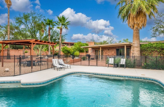 🏝 Serene Foothills Oasis w/ Pool & Grill, Sleeps 10 🏝