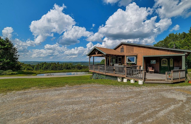 Serene Home w/Deck, Pond & Mtn Views in Jefferson
