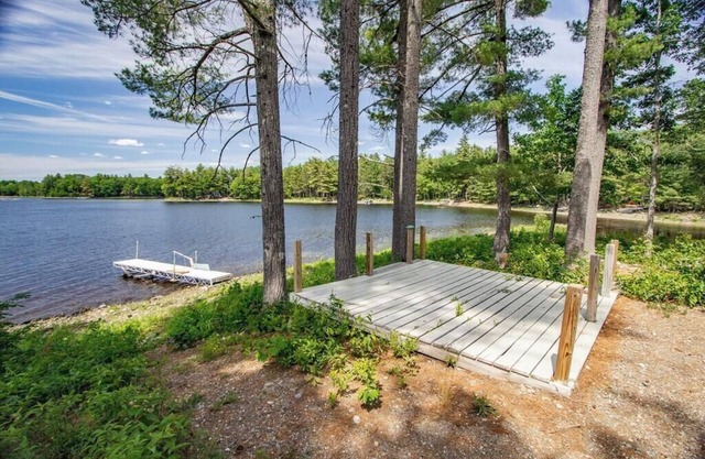 Serene Lakefront Retreat - 3 bedroom, pet-friendly, private, boat access