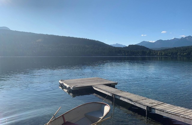 Serene Lakeside Cabin with Breathtaking 180° Mountain Views-Your Perfect Escape!