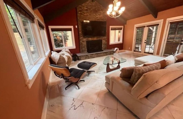 Serene Oasis:Swim Spa, Sauna,fireplace,private,10 min to Downtown,Pet-Friendly!