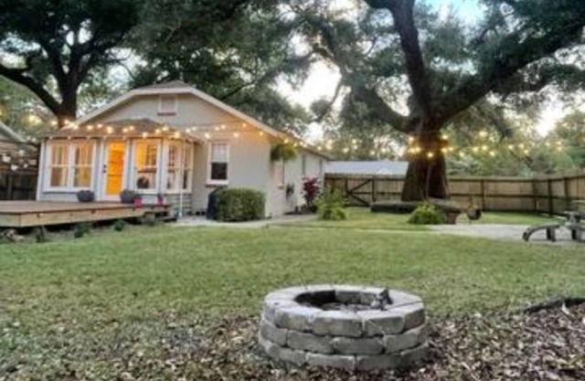 Serene & Stylish Private Cottage Near Beach, Downtown, and Local Eats. 2bed/1ba