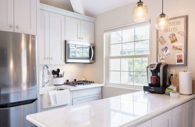 Serene Urban Oasis - Cozy 1 Bedroom Cottage