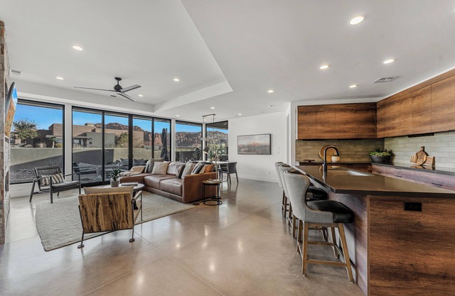 Serene Views: Luxurious 3 bedroom home, Community Pool, Stunning Views!