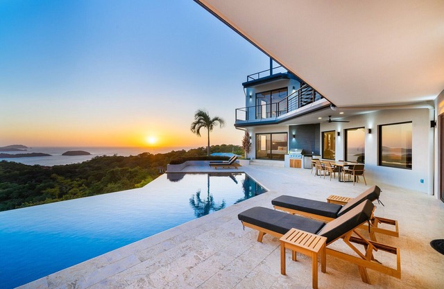 Serene Villa: Ocean View Pool, Rooftop Deck, 5 BR - Villa Vista Pacifico