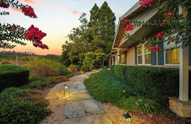 Serene Vineyard Escape with Stunning Valley Views