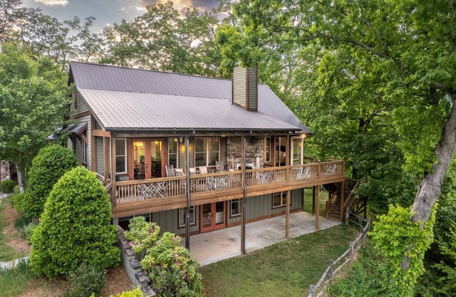 Serenity - A Luxury Home with Spectacular Mountain Views with Community Clubhouse & Pool!