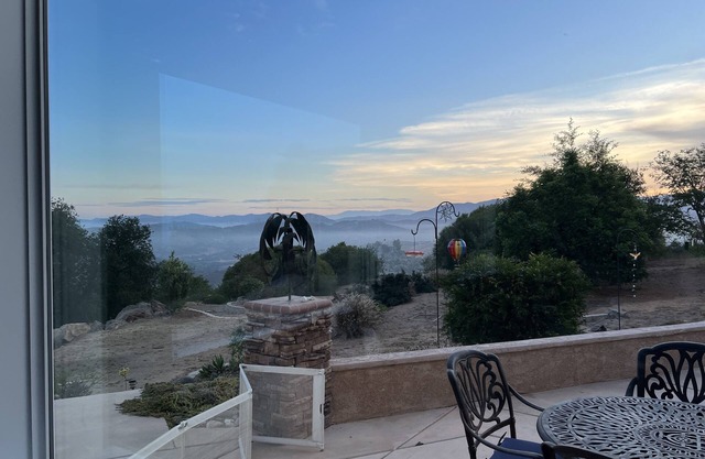 Serenity Apt with Majestic Views: 2Rms, Sleeps 2-3. Pets ok! Large patio BBQ