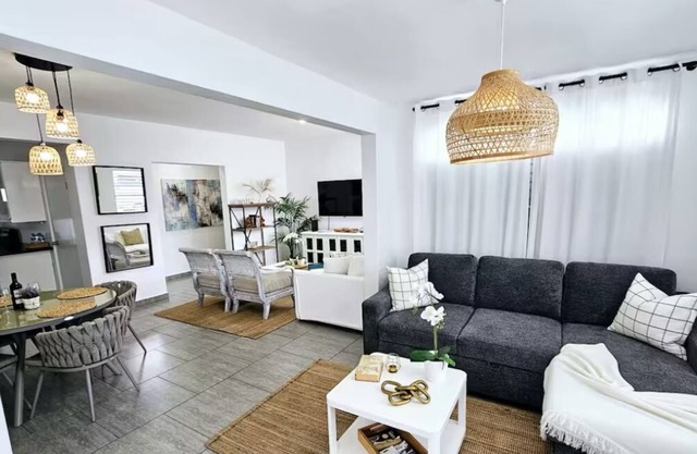 Serenity House -Walk to Beach-2BR/2BA/AC