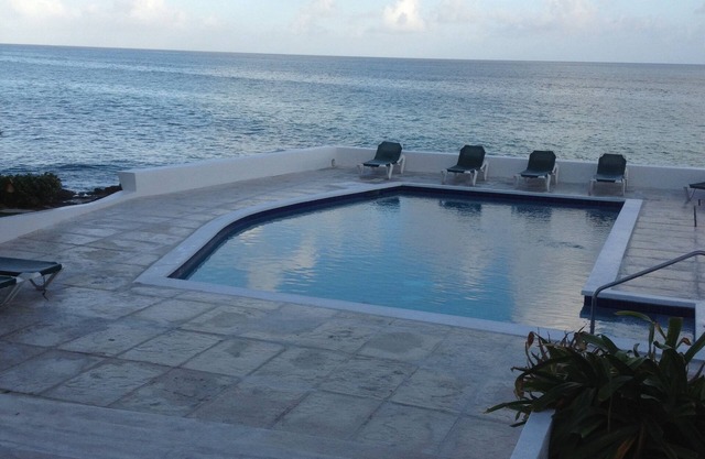 Serenity Nassau - Waterfront Views from Every Room, Beach/Pool