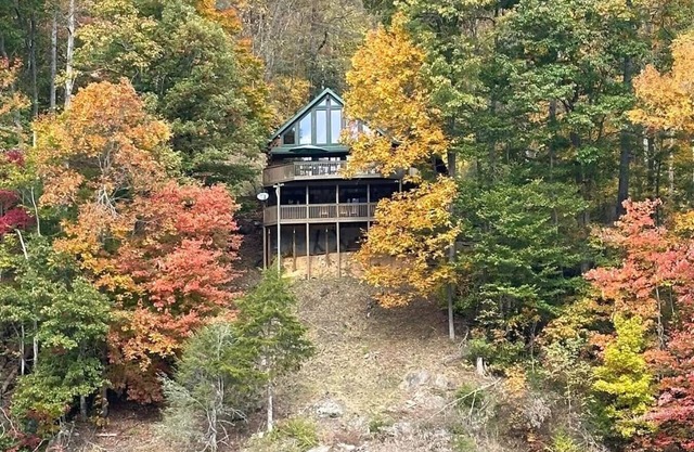 Serenity on Cedar-Lakefront Log Cabin, 10 boats & hot tub Discounts