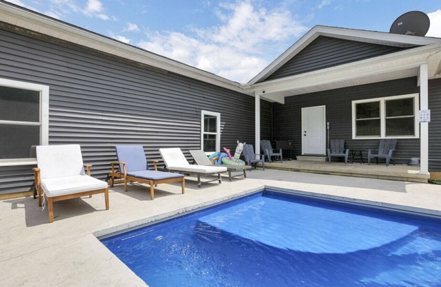 Serenity on Siverly: Outdoor pool and amazing view