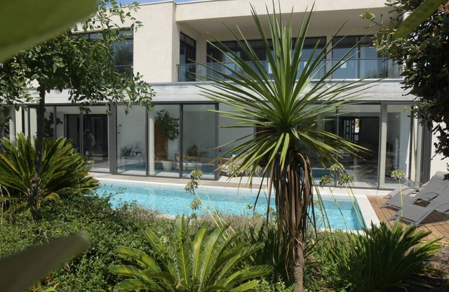 SETE, listed villa 240 m2, 50 meters from the beach, 1st sea line, swimming pool