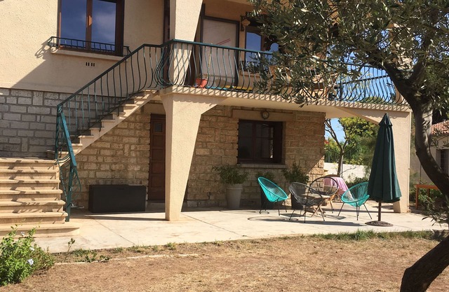 SETE rental 500 meters from the beaches, quiet residential area with trees.