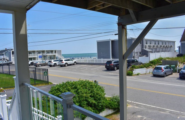 Seven bedroom directly across street from shared/private beach