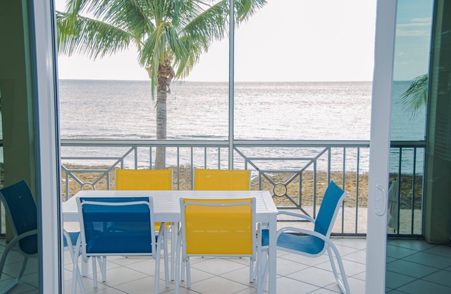 Seven Mile Beach Oceanfront 3 Bedroom Condo with Pool/Jacuzzi