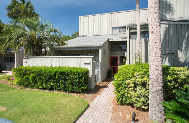 Shady Palms Pet-friendly townhouse w/beach access