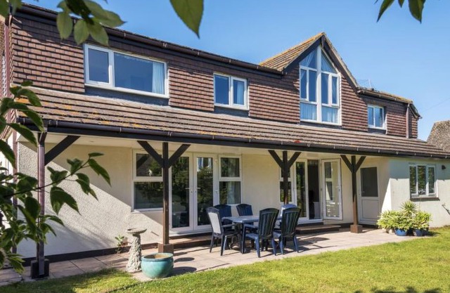 Shaldon Holiday Home, Sleeps 8 with WiFi