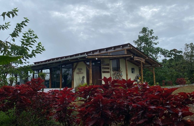ShantihOMe: Ecolodge entre Mindo y San Miguel de los Bancos