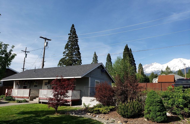 Shasta Bella - Darling downtown 1-br cottage.