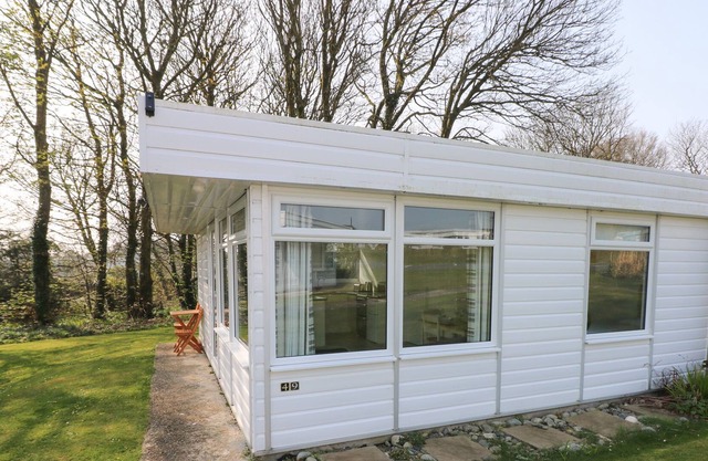 SHEARWATER CHALET, with a garden in Roch