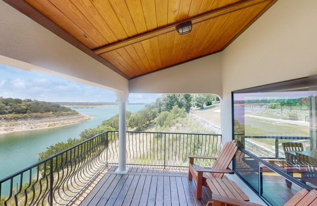 Shiraz Haus: Lakefront villa on vineyard, 45 mins from Downtown Austin
