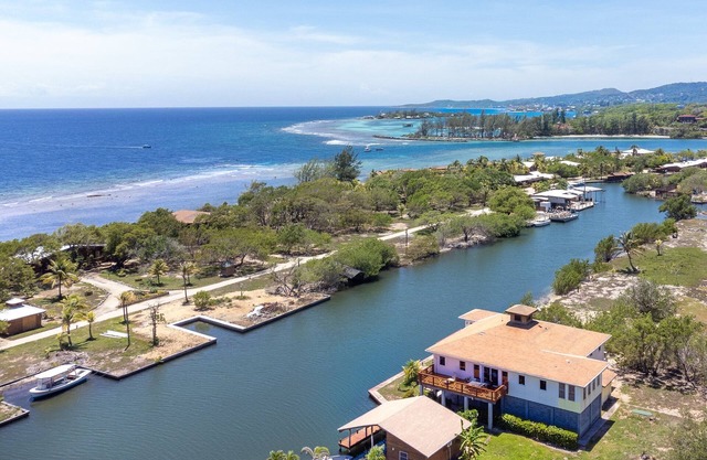 Shore Thing! Unique and spacious 3-bedroom waterfront - Coco View
