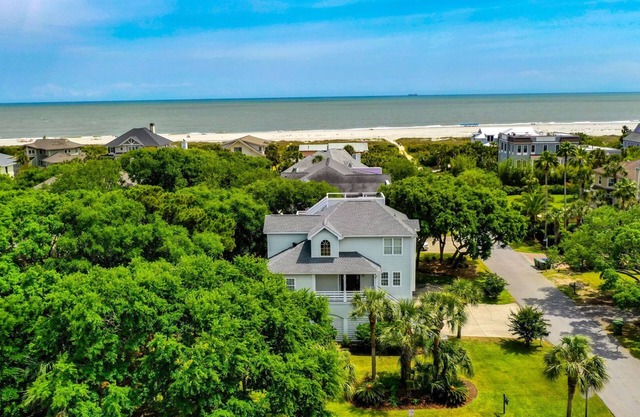 Short Stays! Family Beach Spot! Dog Friendly! Steps to the BEACH!