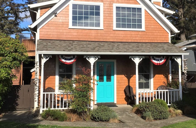 Short walk to beach, fully equipped home, WiFi, & quiet neighborhood!